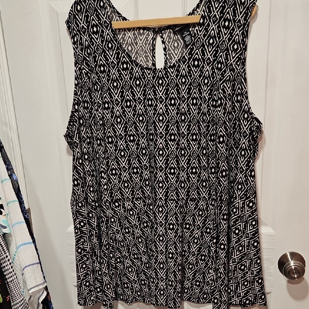 Catherines Geometric Black and White Blouse